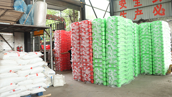 夏日炎炎訂單多 開心玩具幼兒園塑料一體床 發(fā)貨不斷