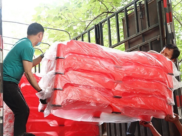 開心玩具：產(chǎn)品裝車